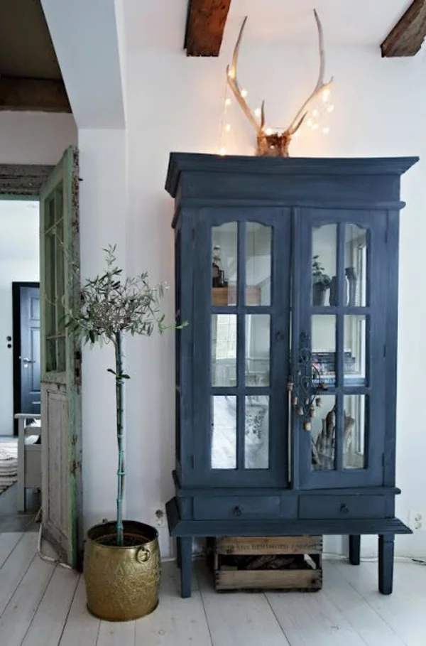 Vintage Stil hoch im Trend alte Möbel neu gestalten Vitrinenschrank in dunkelblau streichen 