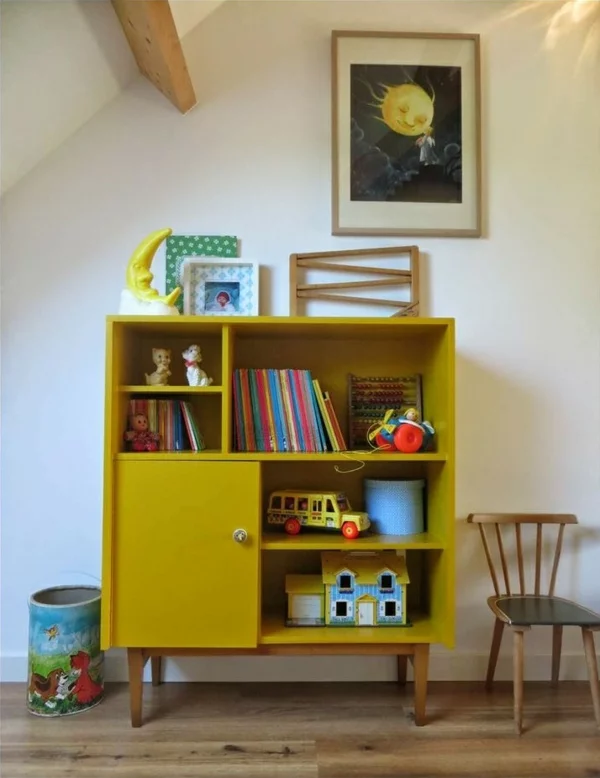 alte Möbel neu gestalten alte Kommode umbauen gelb streichen für Bücher Spielzeuge