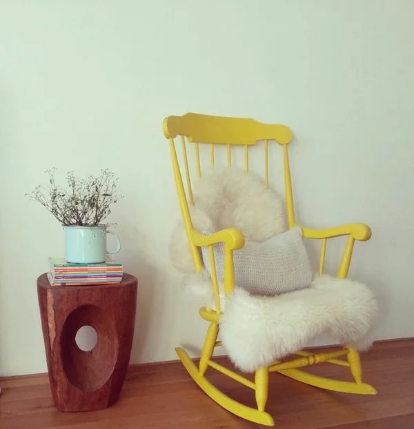 alte Möbel neu gestalten Schaukelstuhl neu streichen grelle gelbe Farbe weiße Felldecke Kissen 