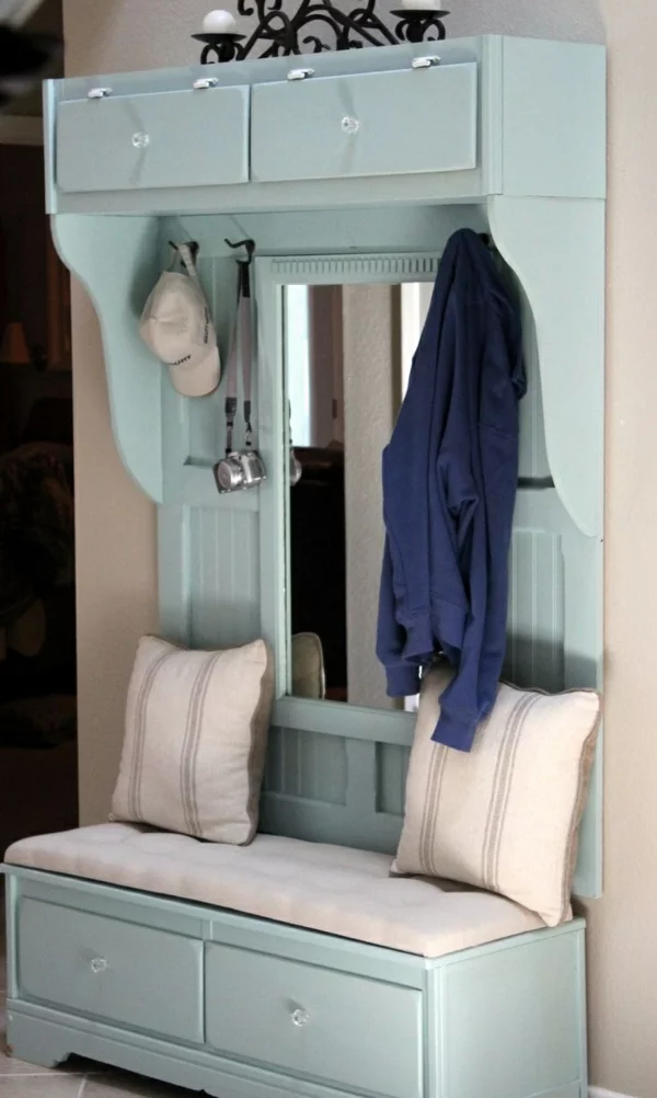 alte Möbel restaurieren Flurmöbel neu gestalten Garderobe Sitzbank gepolstert Kleiderhaken 