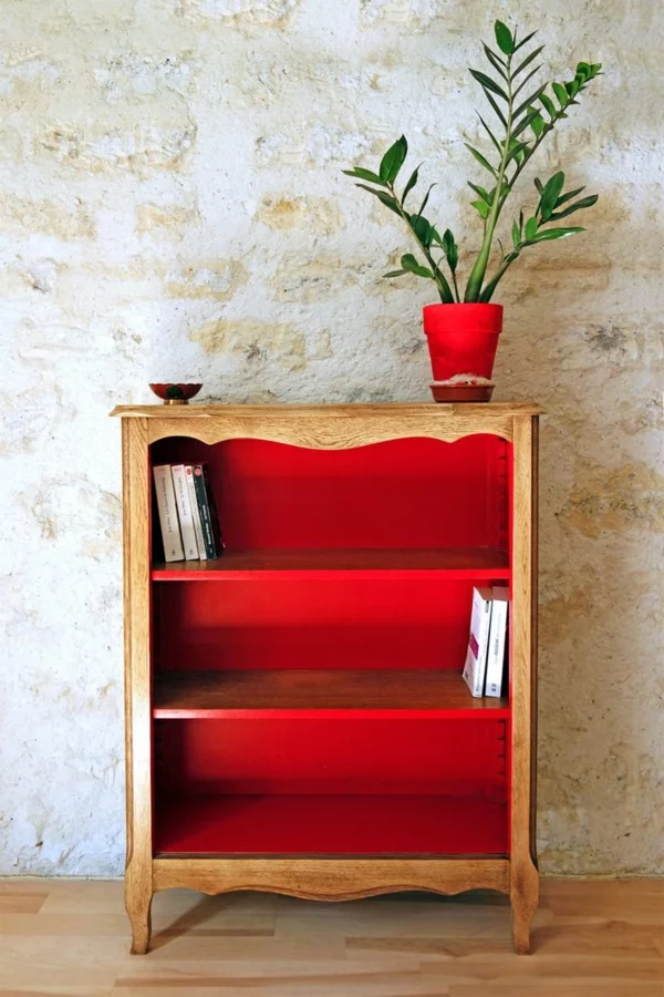 alte Möbel restaurieren neu gestalten Retro Schrank aus Holz mit roten Innenseiten roter Blumentopf 