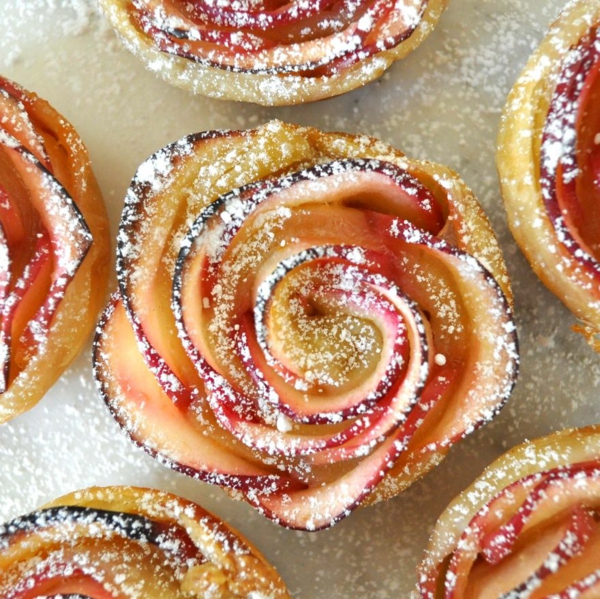 apfel muffins stückchen puderzucker rosen