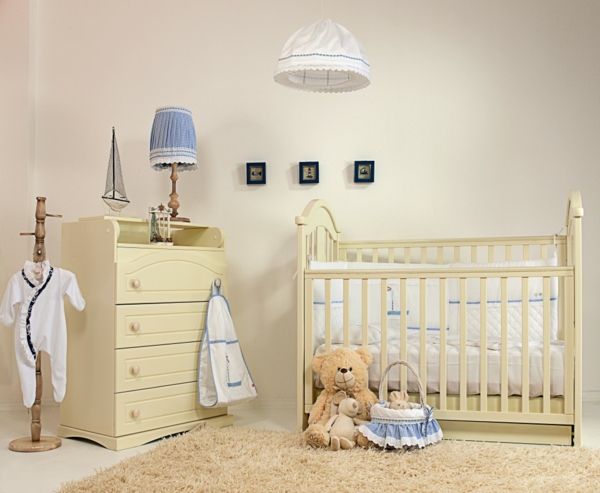 babybettchen design babyzimmer beiger teppich kommode