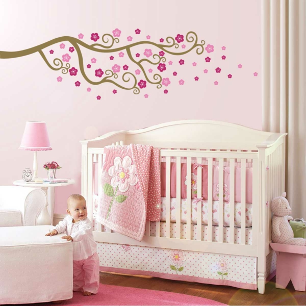 babybettchen design farbige bettwäsche rosa teppich