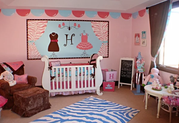 babyzimmer einrichten gitterbett rosa wandfarbe 
