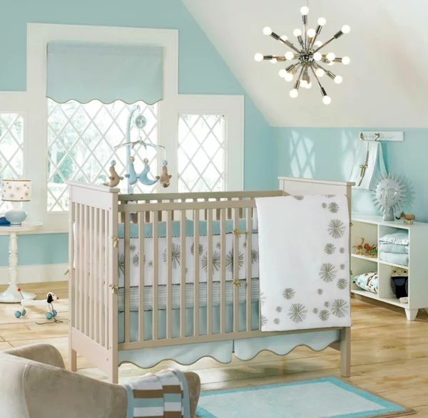 babyzimmer einrichten babybett blaue akzente holzboden