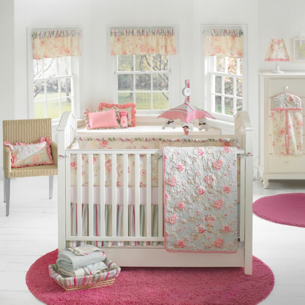 babyzimmer einrichten weiß rosa runder teppich