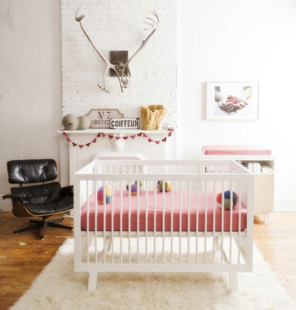 babyzimmer einrichten weißer teppich schwarzer sessel
