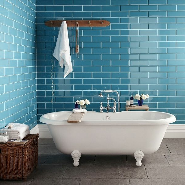 badezimmer design blaue wandfliesen weiße badewanne