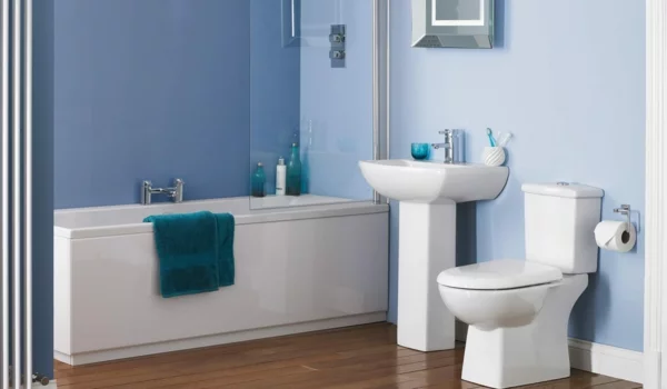 badezimmer design weiß blau holzboden