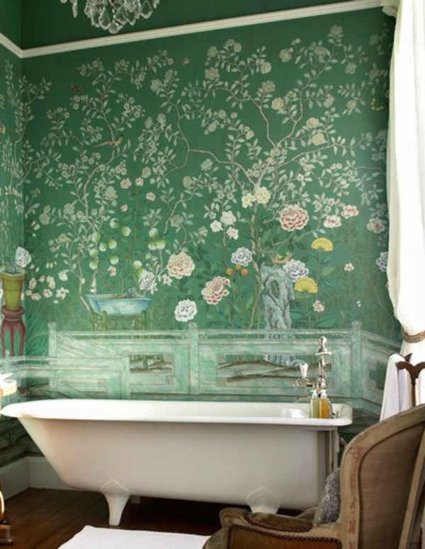 badezimmer grüne tapete florale motive weiße badewanne
