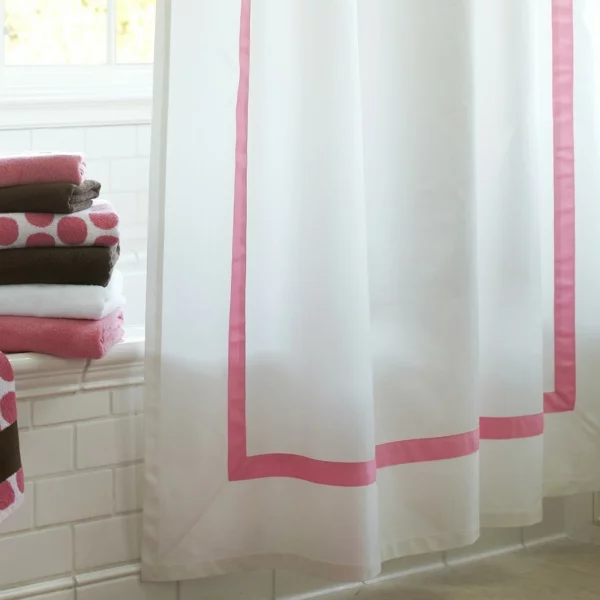 badezimmer vorhang schlicht weiß rosa