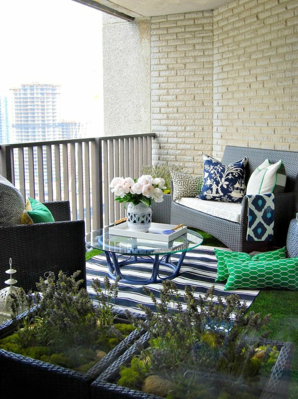 balkon ideen kleiner balkon teppichläufer streifen pflanzen