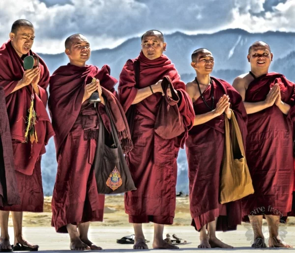 bhutan glück bettende mönche