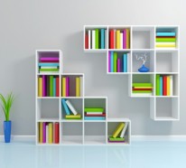 Designer Bücherregal an der Wand im Wohnzimmer