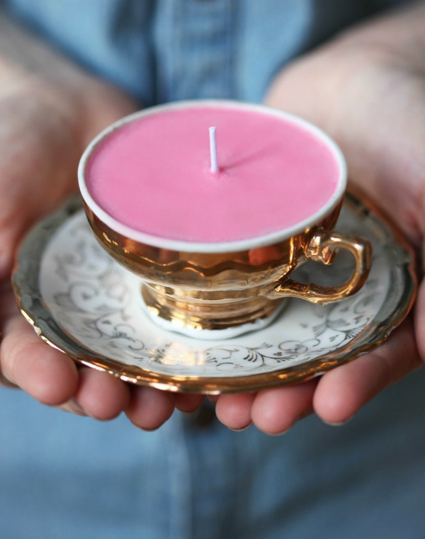 dekorationsideen mit teetassen rosa kerze