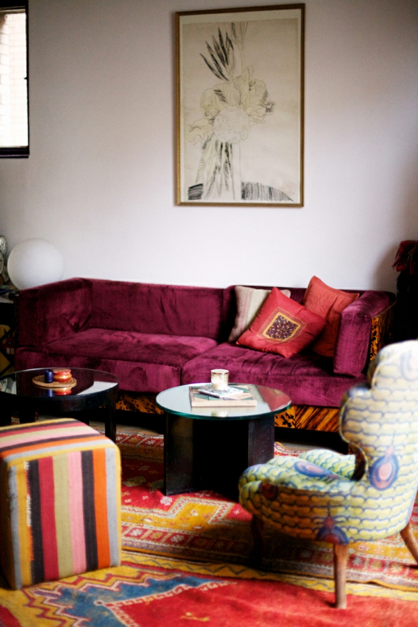 ethno style einrichtung sofa farbiger teppich beistelltische