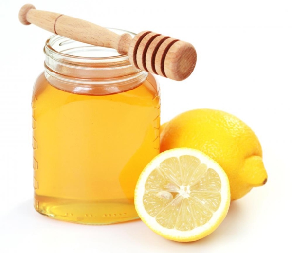 gesundes wasser mit zitrone und honig