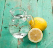 Gesundes Wasser mit Zitrone und Honig trinken – ein Morgenritual