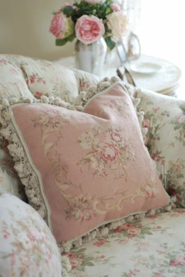 kissen landhausstil rosa weiß florale motive romantisch