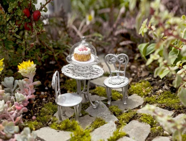 kleine gärten anlegen gartentisch stühle torte