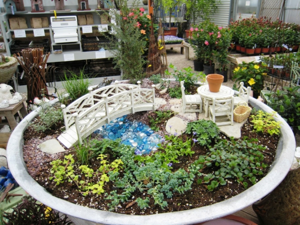 kleine gärten anlegen miniatur holzbrücke runder tisch stühle