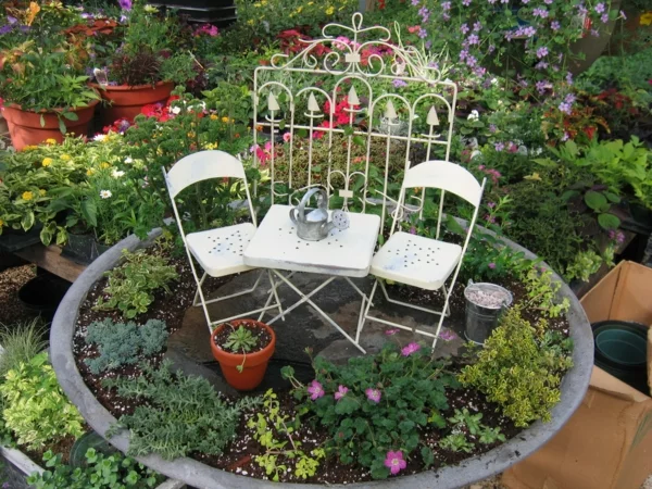 kleine gärten anlegen stühle tisch sichtschutz miniatur