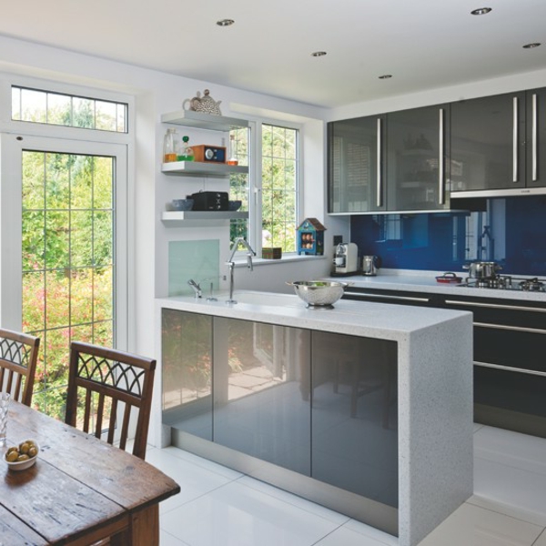 kleine küche einrichten kücheninsel blaue küchenrückwand