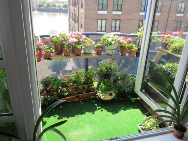 kleinen balkon gestalten pflanzen stimmung