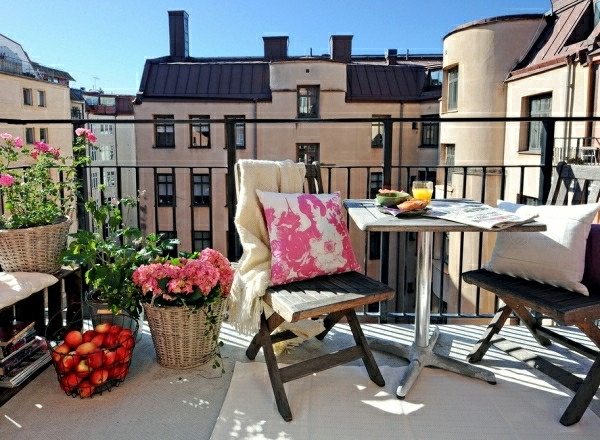 kleiner balkon design klappbare stühle pflanzen