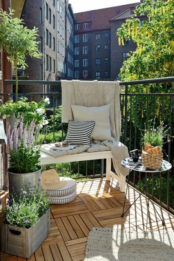kleiner balkon design kleiner tisch holzfliesen pflanzen