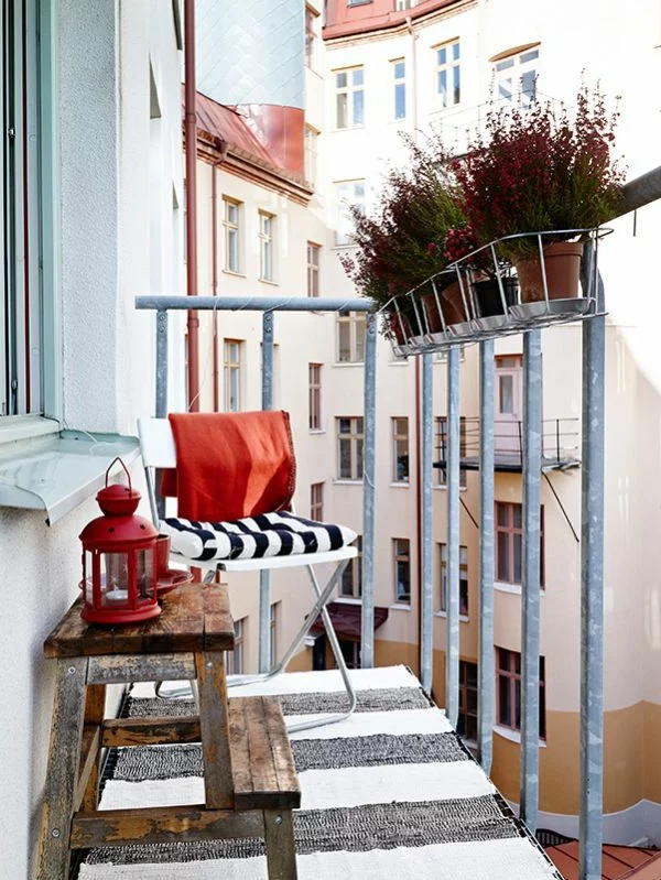 kleiner balkon teppichläufer streifen rustikaler tisch