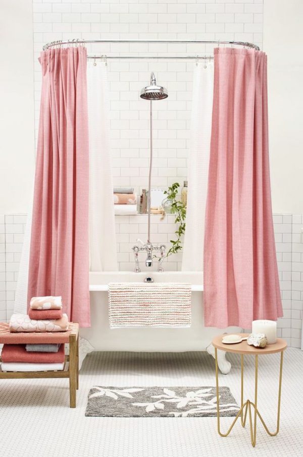 kleines bad einrichten ideen freistehnde badewanne badvorhänge rosa