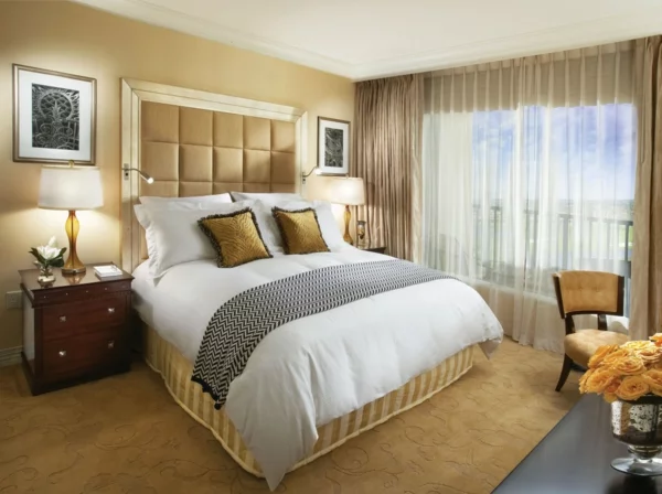 kleines schlafzimmer beiger teppich helle wandfarbe