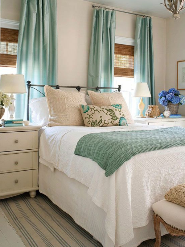 kleines schlafzimmer hellgrüne weiße bettwäsche