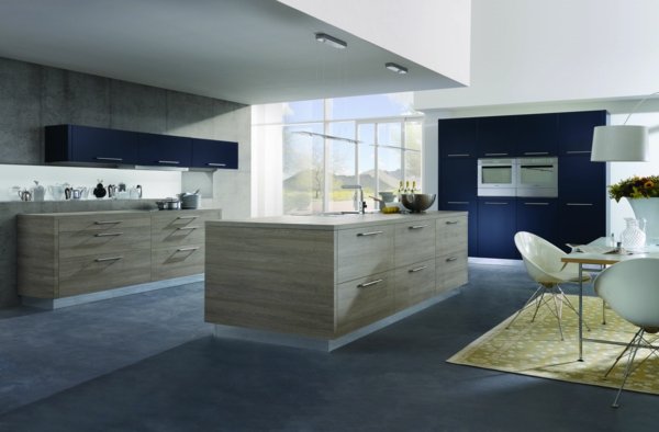 küche einrichten blaue akzente frischer teppich