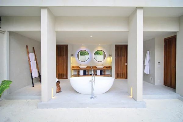 malediven urlaub offenes badezimmer ovale freistehende badewanne