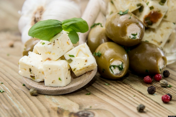mediterrane diät oliven feta basilikum gewürze