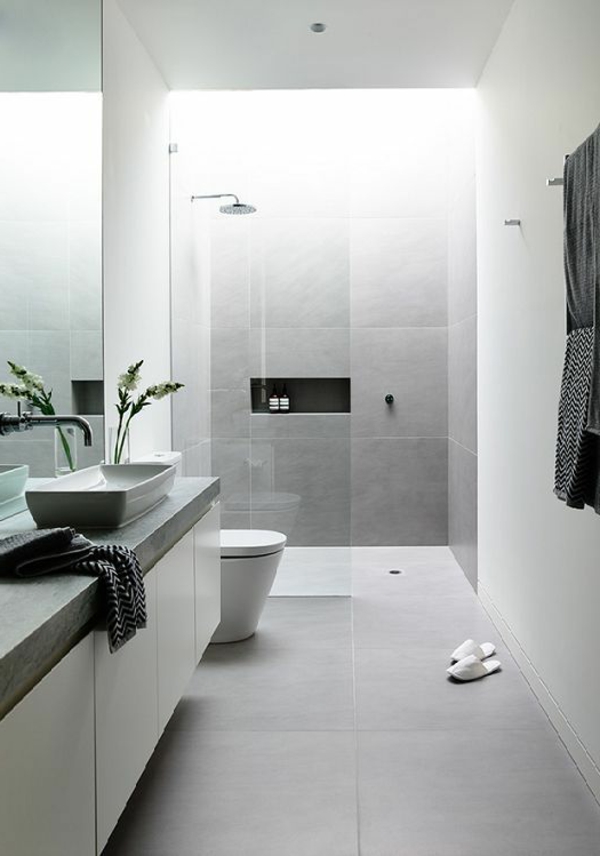 modernes badezimmer weiß hellgrau fliesen pflanze