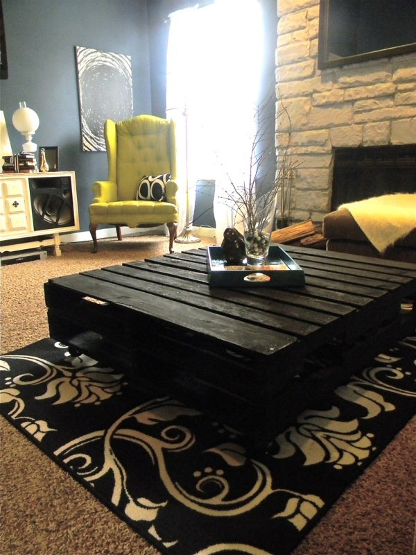 möbel aus paletten schwarzer couchtisch eleganter wohnzimerteppich