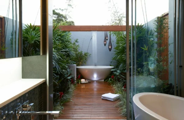 outdoor-dusche-sommer-badezimmer-auf-der-terrasse