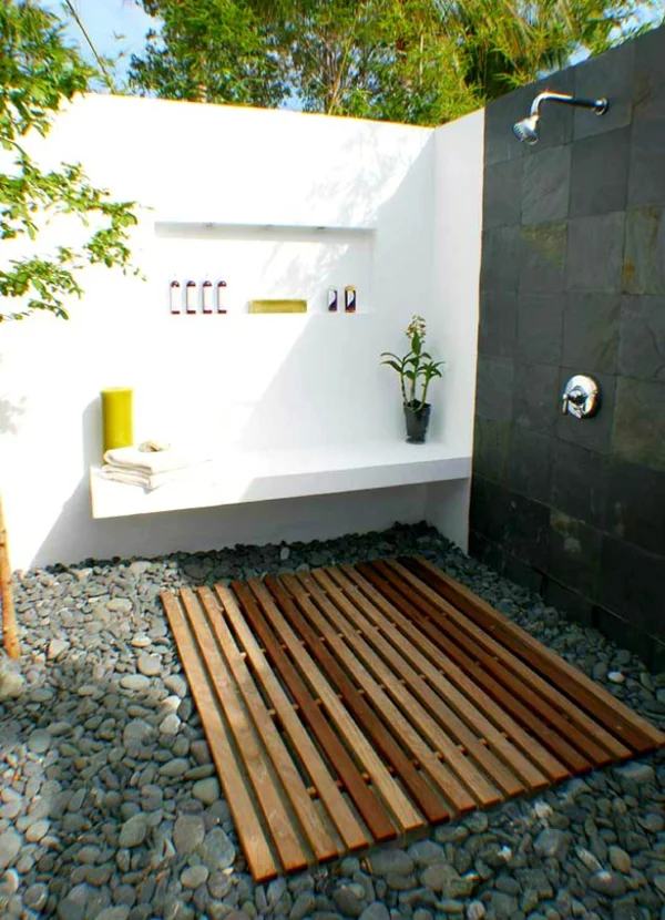 outdoor dusche sommer badezimmer holzboden kiselsteine