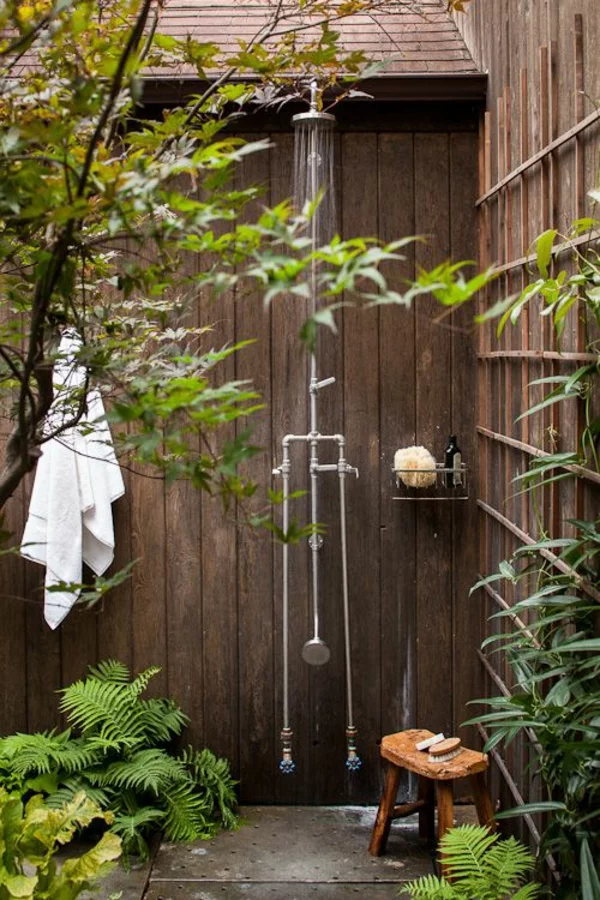 outdoor dusche sommer badezimmer holzwände gartenpflanzen rustikal