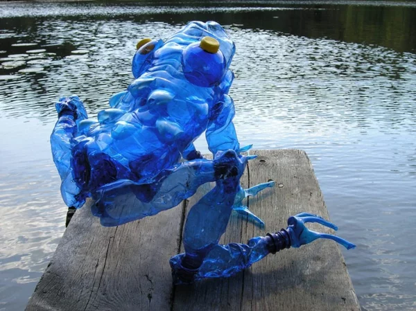 pet flaschen kunst art giganter blauer frosch