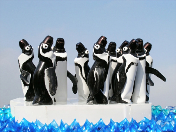 plastik flaschen kunst pinguine