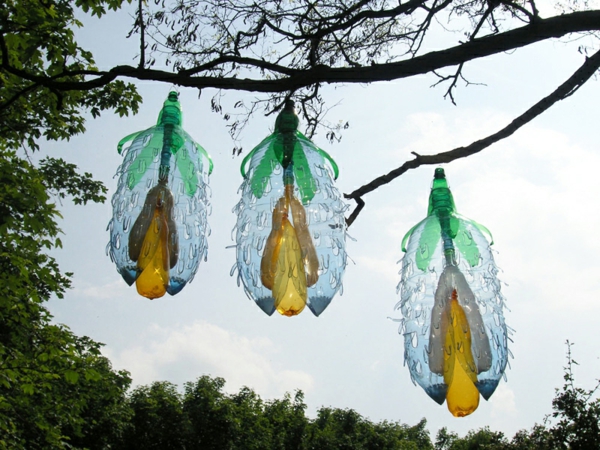 plastik flaschen kunst überdimensionierte blüten