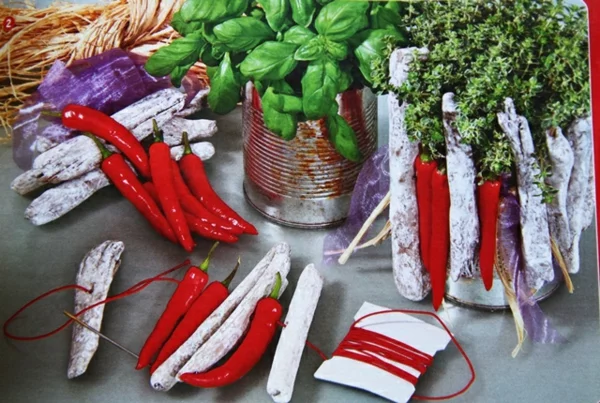 DIY Pflanzenbehälter dekoriert mit Chilli-Schoten und Salami 