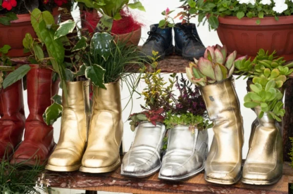 Upcycling Pflanztöpfe aus alten Schuhen, dekoriert mit Silber und Gold Spray