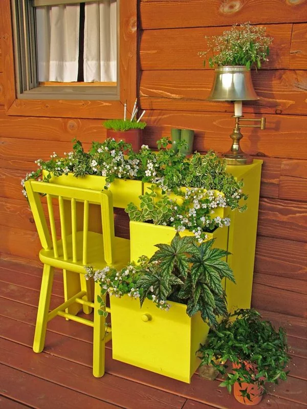 gelber Schreibtisch als DIY Pflanztöpfe