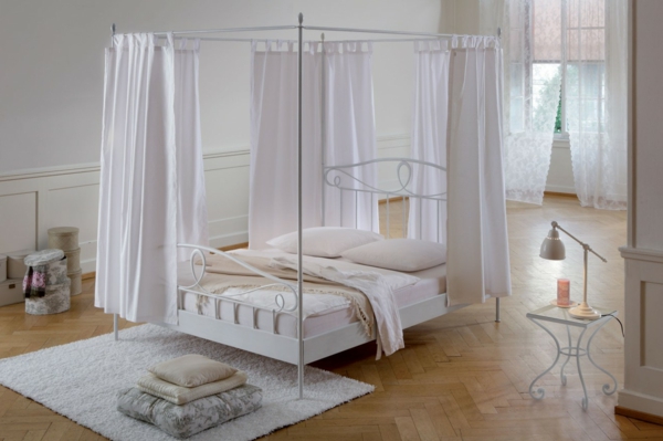 schlafzimmer design betthimmel weißer teppich
